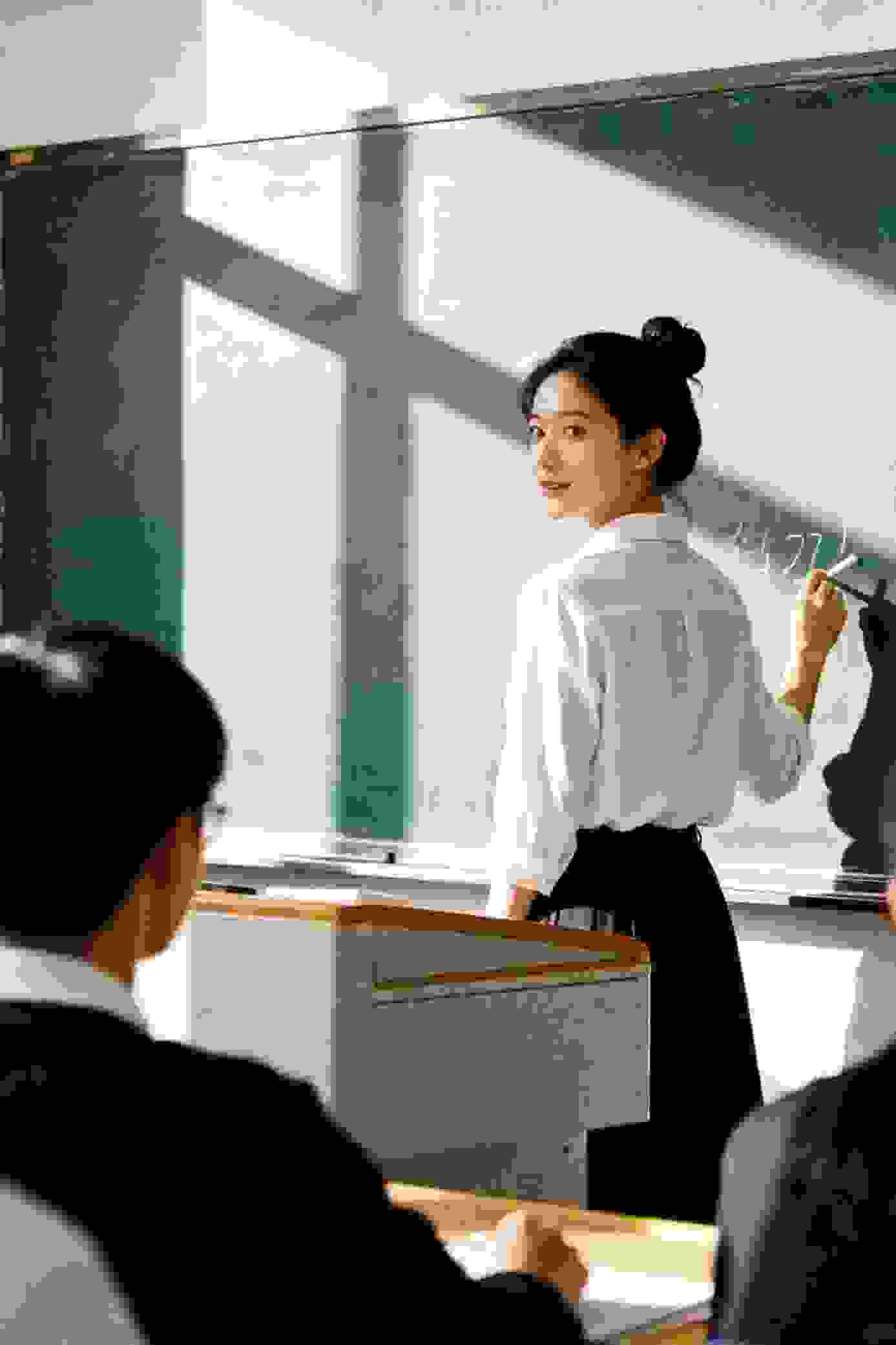 苍蓝檐下